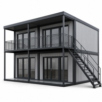 Bâtiment modulaire en conteneurs à deux étages avec escalier extérieur en acier et balcon, idéal pour la gestion de chantier et l'usage par le personnel