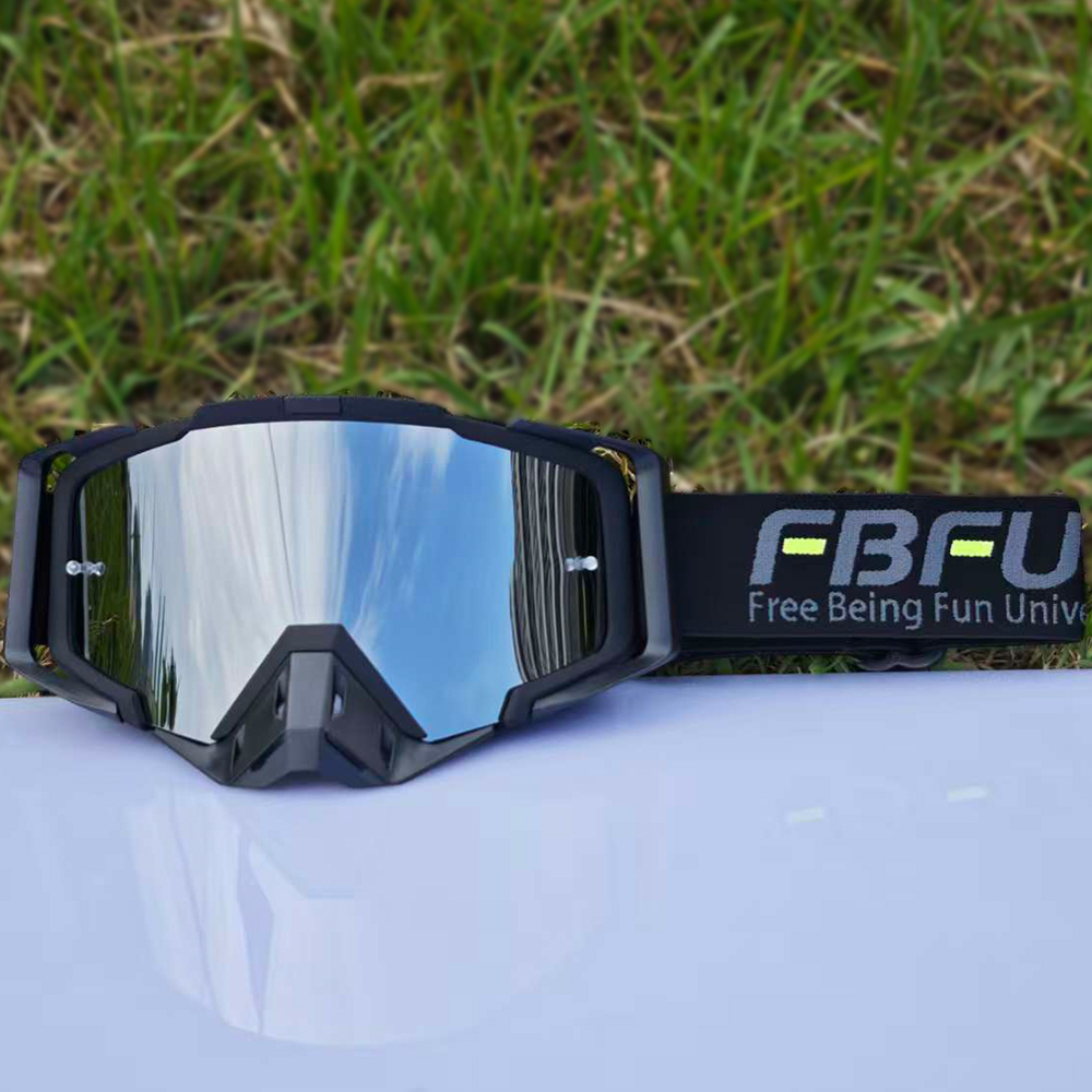 Lunettes argentées à monture noire