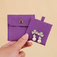 Pochette carrée élégante en microfibre, idéale pour les bijoux inspirés de la haute couture