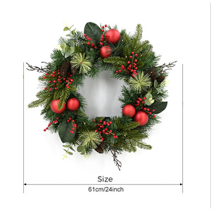 Couronne de Noël artificielle personnalisée à bas prix pour porte d'entrée, avec baies rouges et boules, pour décoration de fête - Product Image 2