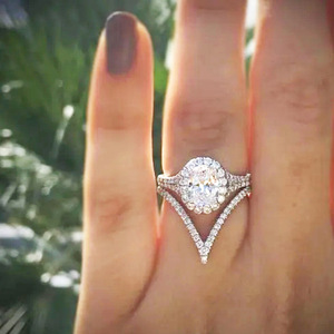 Anello Scintillante a Forma di V per Donne, Elegante Gioiello da Dito per Proposta di Matrimonio, Regalo di Moda - Product Image 2