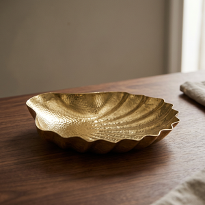 Plato Decorativo Hecho a Mano con Diseño de Concha Dorada, Forma Irregular, Metal Pulido, Platos y Vajilla de Diseño Moderno - Product Image 3