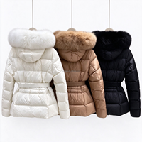 Doudoune cintrée avec col et capuche en fourrure - le manteau léger et chaud indispensable pour les femmes aux silhouettes affinées