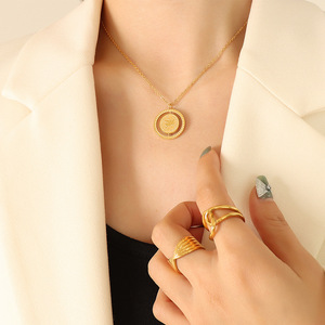 Collier pendentif circulaire rotatif en acier inoxydable plaqué or 18 carats pour femme cadeau - Product Image 5