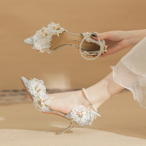 Tacones y Bolsos de Boda Blancos Personalizados y Elegantes, Zapatos de Boda con Tacón Bajo en Forma de Pirámide y Punta Puntiaguda - Product Image 2