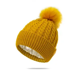 Femmes et hommes chaud câble tricot Satin doublé Beanie avec <span class=keywords><strong>pompon</strong></span> uni classique acrylique Designer Beanie chapeaux - Product Image 1