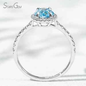 Anillo de Compromiso RST de Oro Blanco de 18K con Diamante Azul de Laboratorio de 1.5ct en Forma Ovalada y Halo - Product Image 4