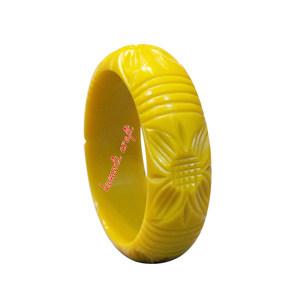 Pulsera vintage de resina tallada amarilla, brazalete de joyería de reproducción antigua - Product Image 4