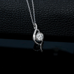 Collier classique en argent 925 avec pendentif cœur torsadé et diamant de laboratoire, solitaire taille ronde avec accents pavés - Product Image 4