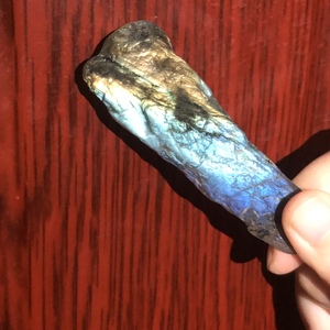 Piedra de labradorita natural en bruto, en rodajas pequeñas, con patrón de destellos azules, para meditación y sanación energética. - Product Image 4