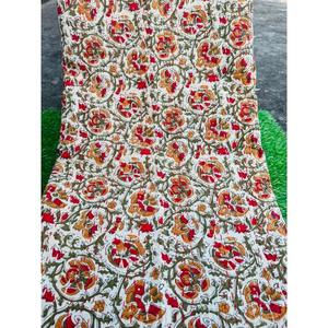 Cubrecama de algodón suave al tacto con estampado inspirado en la herencia y líneas de costura fluidas que crean una atmósfera de colcha. - Product Image 1