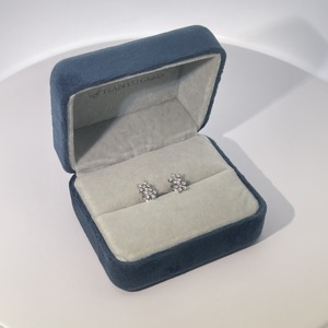 Pendientes de Botón Clásicos de Latón Chapado en Oro con Circonita Cúbica Blanca y Diseño de Doble Flor de Tianyu Gems para Mujer - Product Image 4