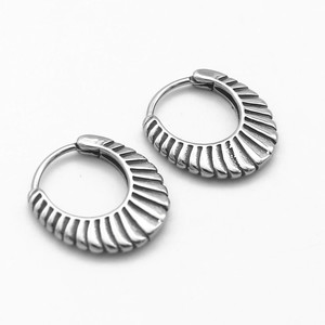Pendientes Huggie de yunnique con forma de media luna, diseño geométrico en forma de abanico de acero y titanio para mujer, joyería de moda - Product Image 1