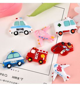 Breloques en résine pour voiture Bus scolaire <span class=keywords><strong>Avion</strong></span> Ambulance Police Car Diy Decoration for Phone Case Hair Clip - Product Image 3
