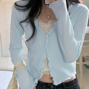 Camiseta de Punto Transpirable para Niñas, Estilo Dulce y Fresco, Manga Larga, Tres Botones, Dobladillo con Volantes, Color Sólido, Corte Regular - Product Image 1