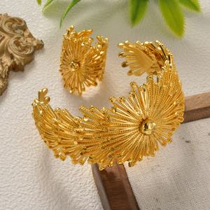 Conjunto de pulseras y anillo de oro delicado, ligero, antideslustre, con diseño floral, estilo filigrana, brazalete abierto, juvenil y pulido para mujer. - Product Image 5