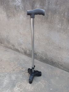 Bastón cuádruple resistente con mango ergonómico Bastón ajustable en altura para movilidad de personas mayores y soporte posquirúrgico - Product Image 2