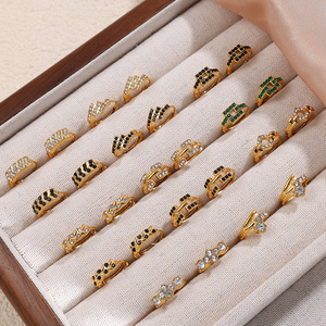 Boucles d'oreilles Huggie plaquées or 18 carats, serties de strass, géométriques, en alliage de zinc, pour femmes et filles - Product Image 2