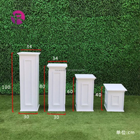 Grands supports floraux blancs en PVC sculptés en forme de colonnes romaines pour allées, chemins, scènes, fêtes, mariages et événements.