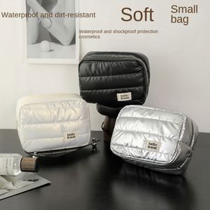 Bolsa de Maquillaje Impermeable con Cierre, de Poliéster con Brillo Perlado, Bolsa de Almacenamiento para Productos de Cuidado de la Piel, Bolsa Cosmética Acolchada Suave y Brillante - Product Image 3