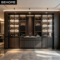 Meuble à vin de luxe sur mesure en bois foncé avec garniture dorée, vitrine en verre à grille et éclairage LED pour villa, hôtel, appartement, bar à domicile