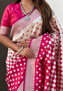 Revele Royal Charm In Magenta Banarasi Sari de seda suave acentuado con tejido artístico 3D Zari perfecto para celebraciones - Product Image 4