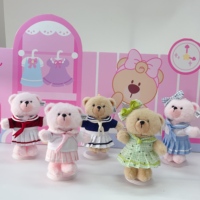 Teddy ISLAND Ours en peluche sous licence mondiale avec chapeau de fête étoilé à carreaux verts et robe en dentelle à carreaux bleus
