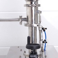 Machine de remplissage et de dosage verticale pour crèmes cosmétiques, sauces, confitures, miels, onguents, shampoings, lotions, liquides et eaux en flacons et seringues
