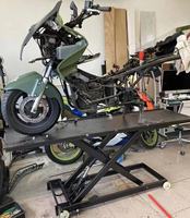 Ascenseur hydraulique certifié CE de moto de ciseaux à deux poteaux capacité de levage de 4000kg pour l'équipement d'entretien de moto