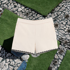 กางเกงขาสั้นลำลองแฟชั่นฤดูร้อนสำหรับผู้หญิง สีเบจ เนื้อผ้าทอระบายอากาศ ย้อมสีแบบ Garment Dyed เอวกลาง มีซิปด้านข้าง - Product Image 3