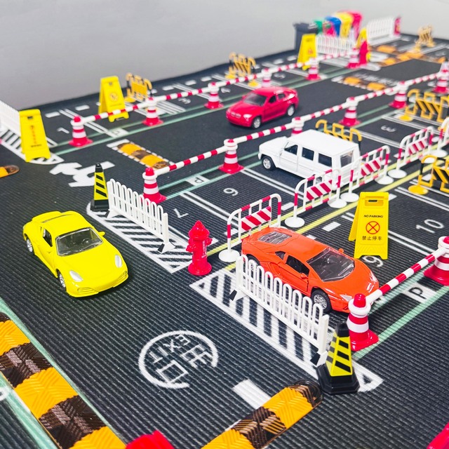 Early Education Plastic Toy Play Mat for Kids 14+ Featuring Parking Lot Design Simulated Traffic Lights Speed Bumps Car Model