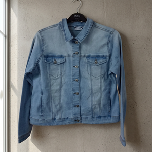 Veste en jean pour femme en coton et polyester, coupe classique, poche poitrine, style délavé vintage, teinture unie, délavage enzymatique moyen, offre ODM - Product Image 3