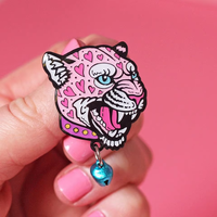 Épinglette personnalisée en émail souple, mignonne tête de tigre rose, badge métallique avec clochette, épingles de revers tendance et de collection, cadeau
