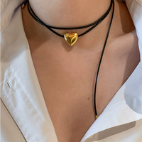 Personnalité de la mode laiton plaqué or coeur pendentif noir longue corde chandail chaîne collier bijoux usine en gros
