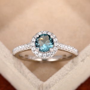 Anillo de Compromiso Q092 con Corona de Zafiro, Oro Blanco, Corte Brillante Redondo, Engaste Pavé, Joyería Fina para Mujer - Product Image 4