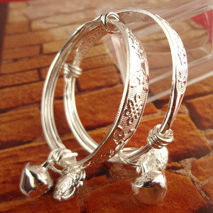 HY 2 Piezas Brazalete Infantil con Campana Pequeña Plateada con la Frase 'Alguien Me Ama' - Product Image 4