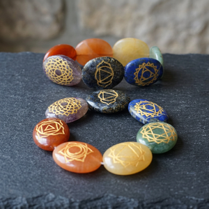 Pulsera de Piedras de Cristal Ovaladas Chakra, Hecha a Mano, Tallada, Grabada y Pulida, con Cuentas de Jaspe Rojo Dorado, Tema de Amor Reiki, Anti-Ansiedad - Product Image 3