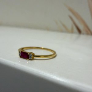 Bague en or 14 carats avec rubis taille radiant et deux minuscules diamants, style demi-éternité délicat, bijoux fins pour fiançailles - Product Image 3