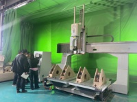 Centre d'usinage CNC 5 axes à double broche Yowing pour la découpe et le perçage des bords supplémentaires des chaises et meubles