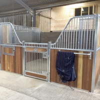 Écurie équestre, intérieur d'écurie, écurie pour chevaux et vaches