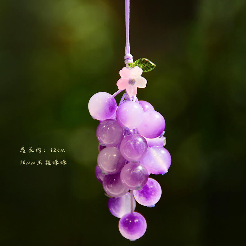 Small purple grapes: pendant