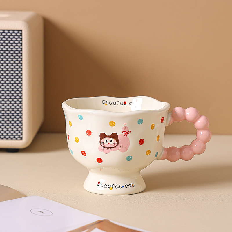 Tasse individuelle pour chien avec motif de pois roses sautillants.