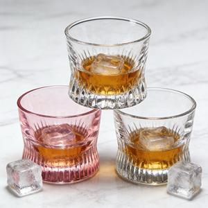 Ascolta, guarda queste tazze in vetro eleganti e convenienti, perfette per whisky, brandy e altri liquori, ideali per l'uso domestico. - Product Image 2
