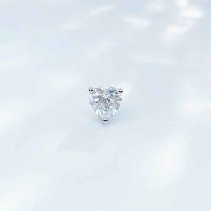 Pendientes de Corazón Románticos con 3 Puntas y Corte de Corazón, Platino Pt950, Diamante Cultivado en Laboratorio, Pendientes de Una Sola Pieza con Parte Posterior Plana - Product Image 3