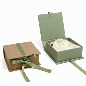 Boîte cadeau de luxe carrée à fermeture magnétique, boîte en papier rigide mat avec ruban et pochette en satin pour l'emballage de colliers, bagues et boucles d'oreilles - Product Image 1