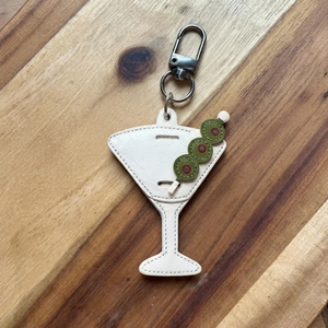 Llavero de cuero PU con forma de copa de Martini, bonito adorno colgante de copa de cóctel, de alta calidad para bolso, regalo, 10x7cm - Product Image 1