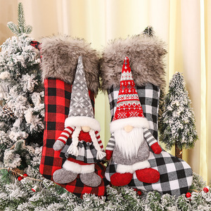 TC Nouvelle Collection Noël 3D 48*28cm Poupée Gnome Couple Chaussettes de Noël à Carreaux Décorations Artisanales pour Déco de Fêtes - Product Image 3