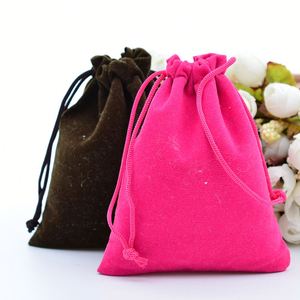 ถุงกำมะหยี่ขนาด 13x18 ซม. พร้อมเชือกผูก สำหรับใส่ของขวัญ ของพรีเมียม เช่น นาฬิกา สร้อยคอ แหวน - รีไซเคิลได้ ใช้ซ้ำได้ ปรับแต่งสีและโลโก้ได้ - Product Image 3