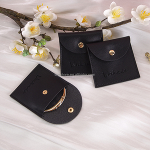 Pochette en cuir PU personnalisée 8x8cm pour bijoux, vente en gros, noire, pour bagues, bracelets, colliers, avec bouton-pression et gaufrage - Product Image 6