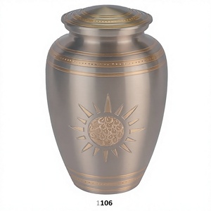 Peltre Grabado Sol Latón Cremación Urnas Bolsa De Terciopelo Libre - Product Image 1